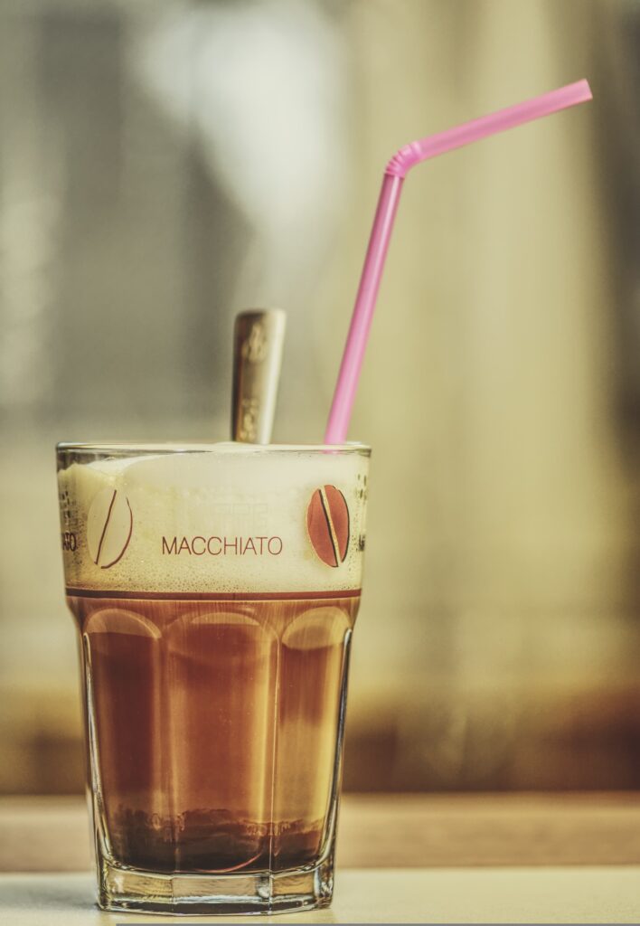 El Latte Macchiato es una bebida conformada por 1/3 parte de café y 2/3 partes de leche. Las palabras "Latte Macchiato" significan "leche manchada" en italiano.