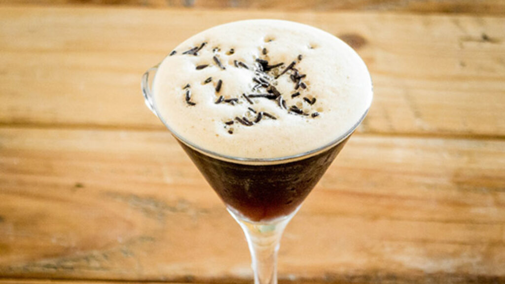 Un Shakerato consiste básicamente en un café espresso con azúcar o sirope simple agitado sobre hielo. Batir un chupito (o dos) de espresso con hielo en una coctelera es una forma rápida y sencilla de enfriar un espresso recién hecho.

