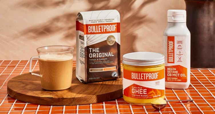 El Bulletproof Coffee es una bebida de café rica y cremosa, rellena de grasas saludables. La bebida Keto, a menudo llamada café de mantequilla, se prepara con café, mantequilla de pasto y aceite MCT. 