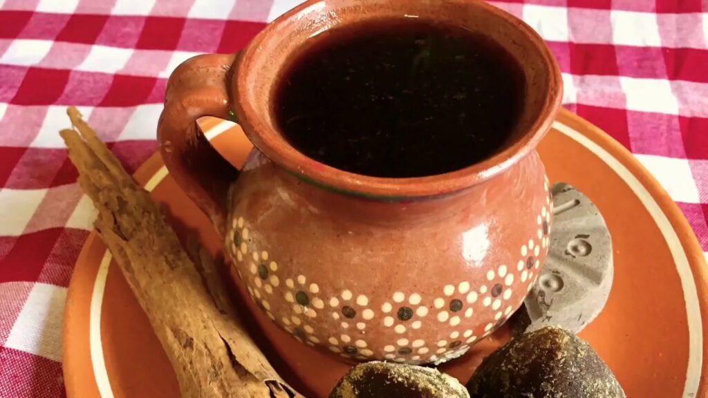 El café de olla es una bebida tradicional de café muy popular en México. Típicamente, es servido en climas fríos o rurales. Además, se sirve bien caliente y se perfuma con deliciosas especias calientes como la canela y el anís estrellado.

