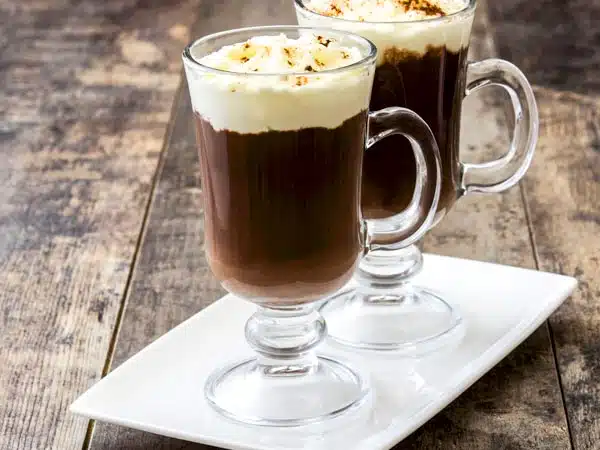 El café irlandés consiste en un cóctel de café azucarado, whisky irlandés y nata montada cuyo consumo no solamente es aceptable, de hecho, es esperado como un capricho matutino en los días festivos. 